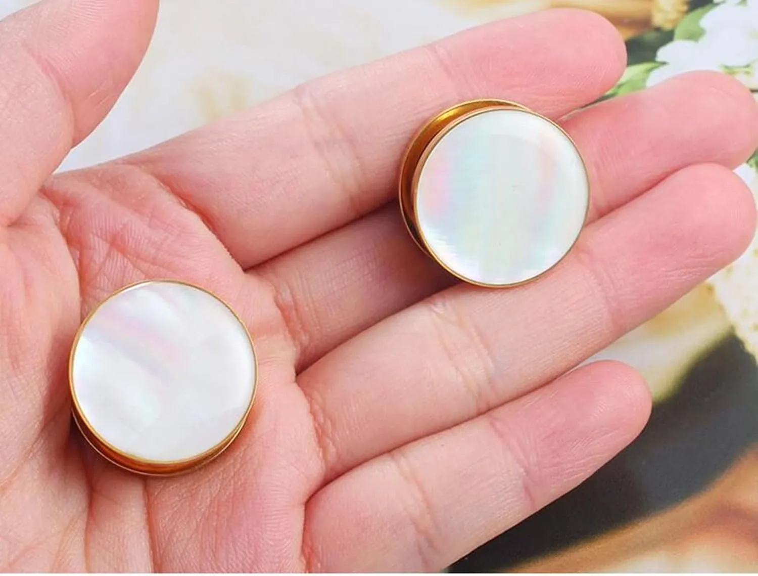 Ear Tunnels, 2PCS Surgical Steel Gauges For Ears Polished Round with White Shellfish Ear Tunnels Piercing Jewelry