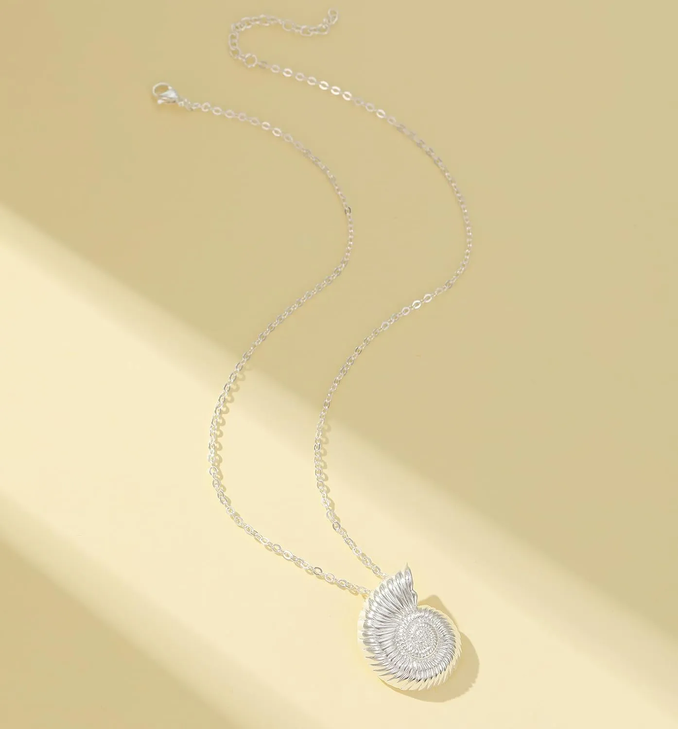 Shell Seashell Necklace for Women,Chunky Gold Beach Conch Shell Necklaces Gifts for Women