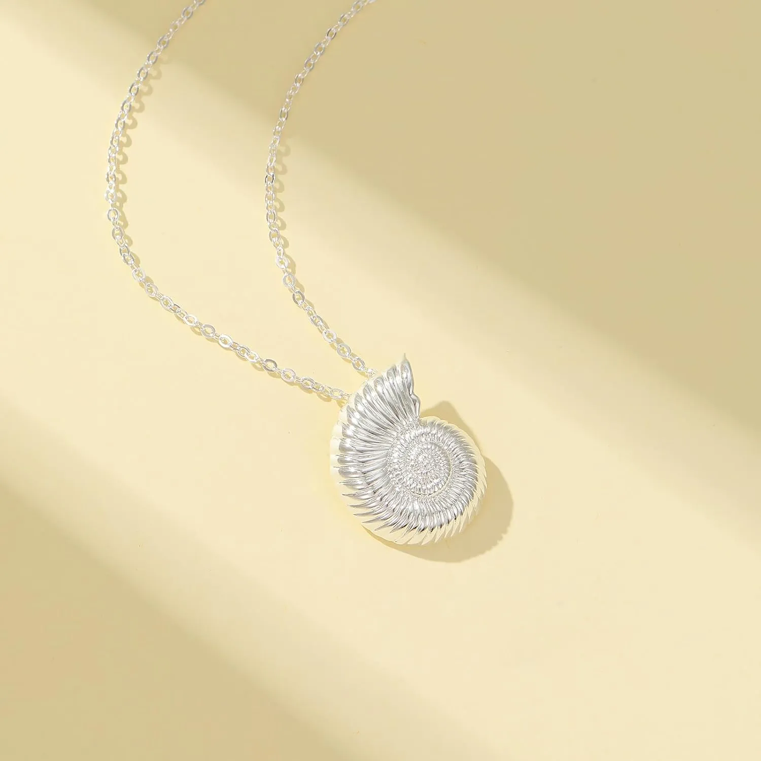 Shell Seashell Necklace for Women,Chunky Gold Beach Conch Shell Necklaces Gifts for Women