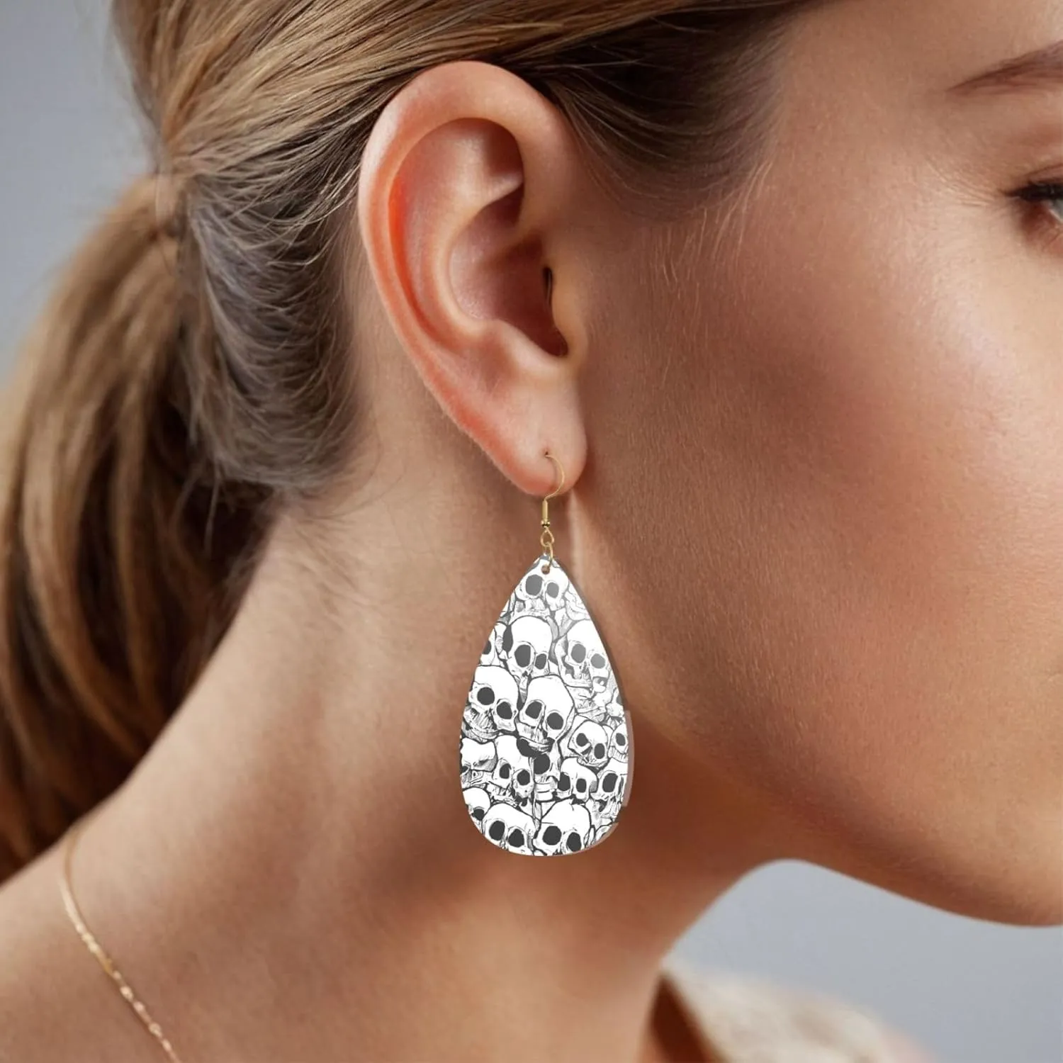Stylish Drop-Shaped Acrylic Earrings Lightweight Printed Teardrop Dangle Earrings for Women (Black and white skulls)