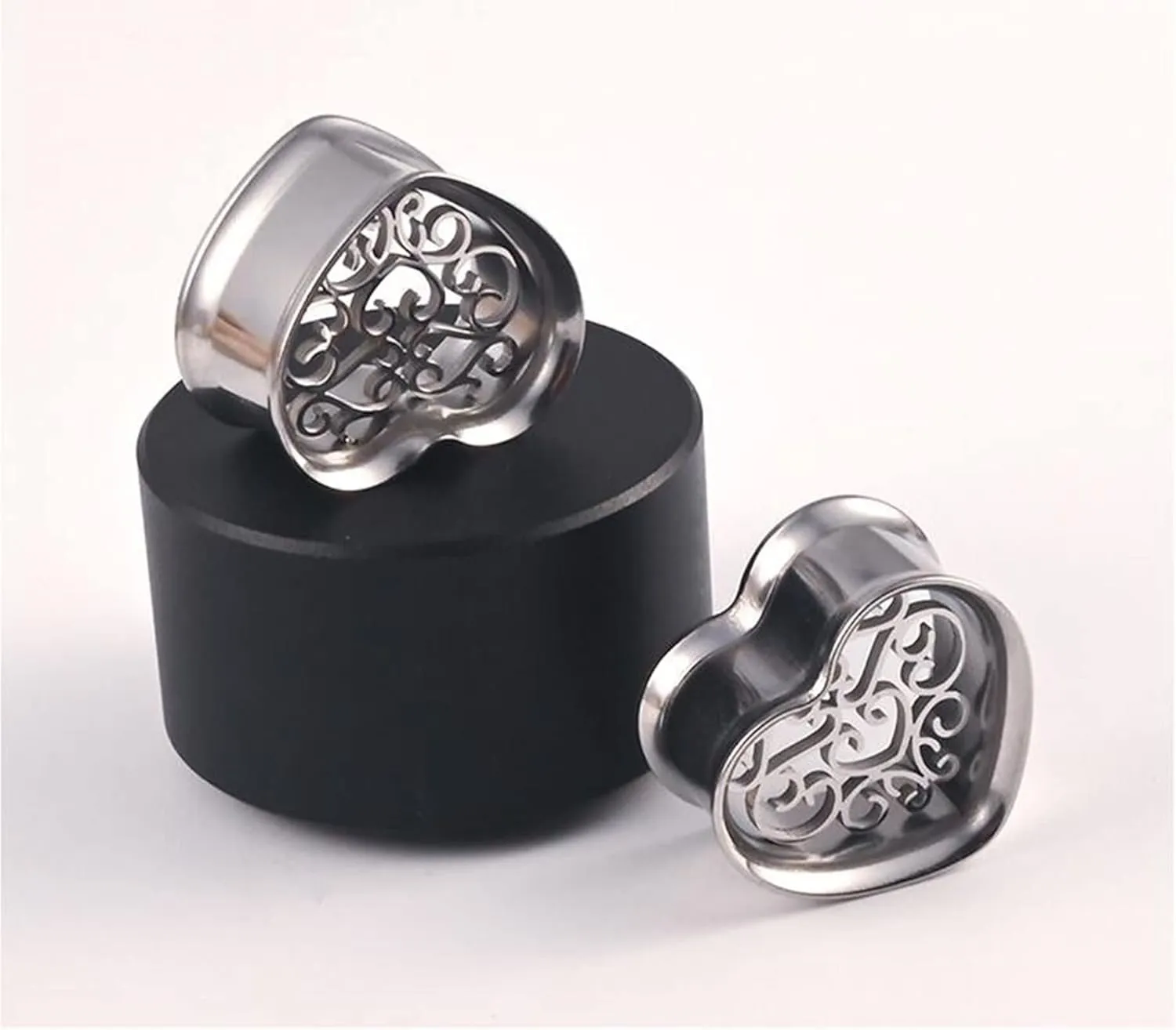 Tunnel Gauges, 2PCS Stainless Steel Ear Plugs Polished Hollow Heart Gauge Plugs Body Piercings Jewelry